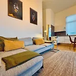 Moon Residence - Spacious Apartment