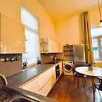Moon Residence - Spacious Apartment